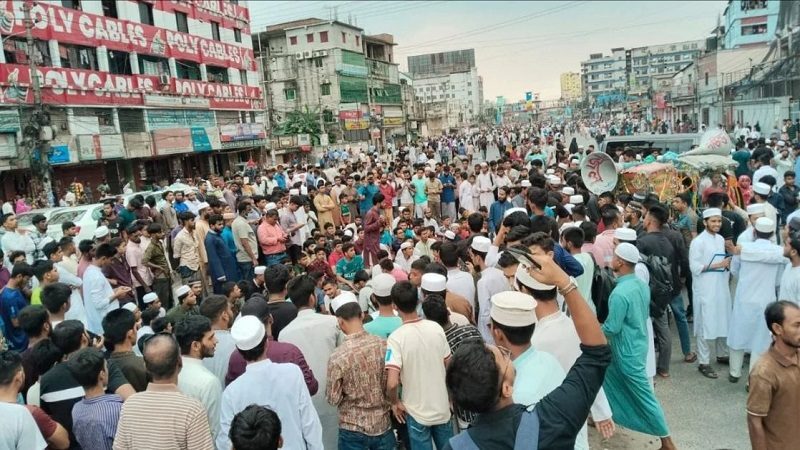 টঙ্গীতে মাইক্রোবাসের ধাক্কায় মাদরাসার ছাত্র আহত : মহাসড়ক অবরোধ করে শিক্ষার্থীদের বিক্ষোভ