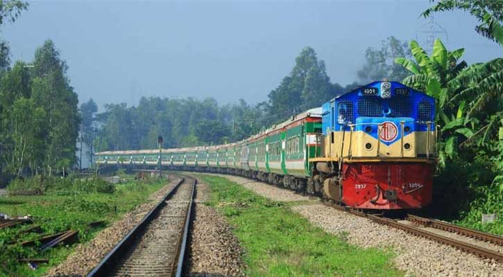 কর্ণফুলি এক্সপ্রেস লাইনচ্যুত, চট্টগ্রাম-ঢাকা রেল যোগাযোগ বন্ধ