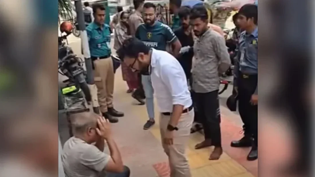 তরুণীকে শ্লীলতাহানির অভিযোগে পুলিশের সামনেই এক ব্যক্তিকে মারধর ও কান ধরে ওঠবস, ভিডিও ভাইরাল