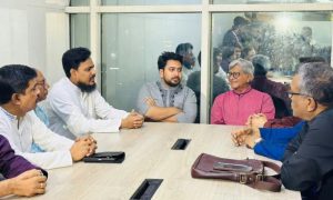 প্রথম সমাচার Prothom Somachar জাতীয় নাগরিক পার্টির আহ্বায়ক নাহিদ ইসলাম দুর্গাপূজা উদযাপনে রাজনৈতিক সহযোগিতার আশ্বাস দিচ্ছেন, পাশে অন্যান্য এনসিপি নেতা ও সনাতন ধর্মাবলম্বী প্রতিনিধিরা।