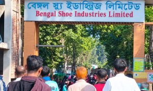 প্রথম সমাচার Prothom Somachar লক্ষ্মীপুরের রায়পুরে বন্ধ হয়ে যাওয়া বেঙ্গল সু ইন্ডাস্ট্রিজ কারখানার ফটক এবং বেকার শ্রমিকদের দুর্দশা।