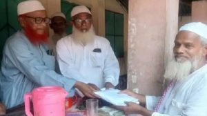 প্রথম সমাচার Prothom Somachar ঐতিহাসিক সাতৈর শাহী জামে মসজিদে মতি হুজুরের বিদায় সংবর্ধনা অনুষ্ঠানে সম্মাননা গ্রহণ করছেন।