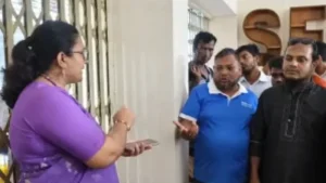 প্রথম সমাচার Prothom Somachar রাজশাহীর গোদাগাড়ীতে সারের ডিলার নিয়োগে অনিয়মের প্রতিবাদে ইউএনও কার্যালয়ে তালা। বিক্ষোভ ও মামলার ঘটনা।