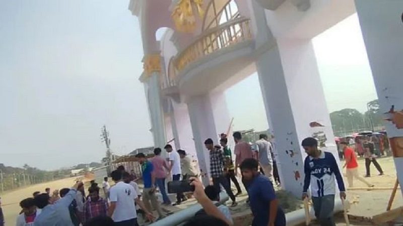 পুরোনো বাণিজ্য মেলার মাঠে সচিবালয় নয়, সেই দাবিতে শেকৃবি শিক্ষার্থীদের মেলা ভাঙচুর