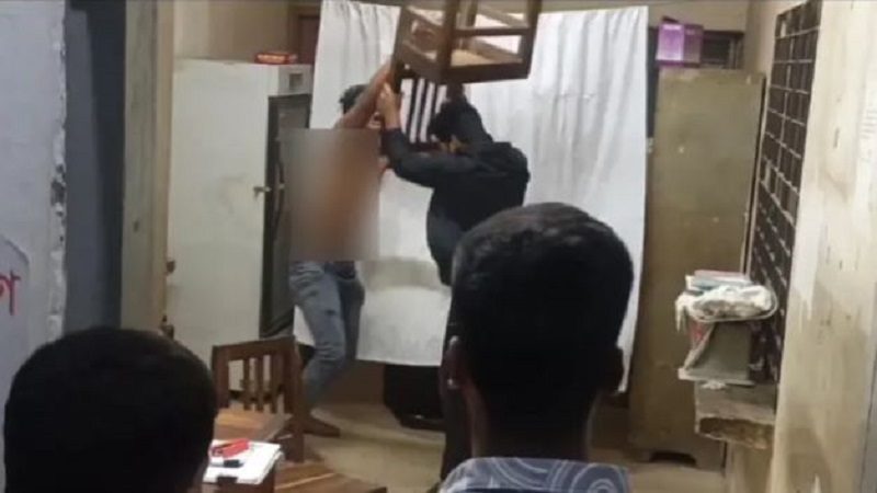 লক্ষ্মীপুরে হাসপাতালে ঢুকে স্বেচ্ছাসেবক দল নেতাকে পেটালেন ছাত্রদল নেতা