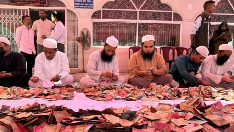 হজরত শাহজালালের মাজারের দানবাক্সে মিলল নগদ ৮৮ লাখ টাকাসহ স্বর্ণ ও বৈদেশিক মুদ্রা