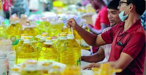 প্রথম সমাচার Prothom Somachar বাজারে বোতলজাত সয়াবিন তেলের সরবরাহ সংকট ও মূল্যবৃদ্ধির চিত্র।