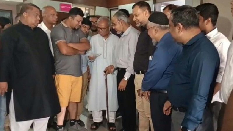 প্রধানমন্ত্রীর পক্ষ থেকে কৃত্রিম পা পেলেন ছাত্রদল নেতা সাইফুল