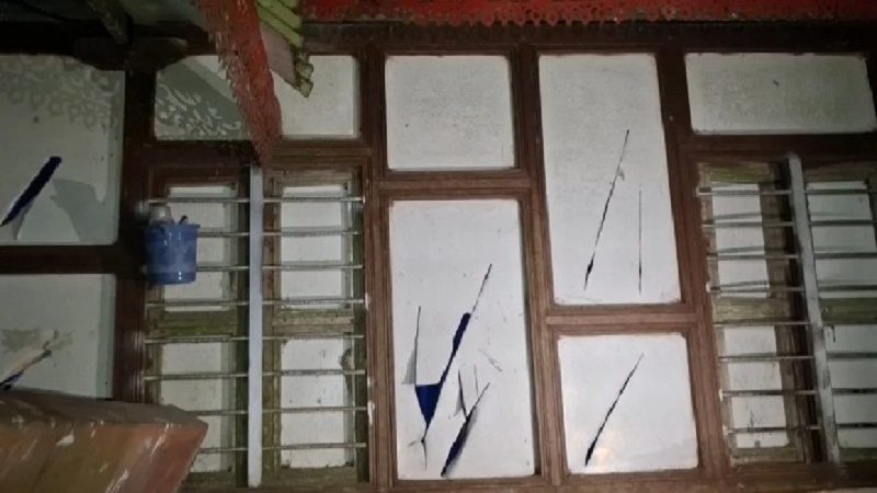 ভাগ্নির বিয়েতে দাওয়াত না দেওয়ায় বাড়িঘরে হামলা চালালেন যুবলীগ নেতা